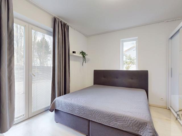 IHNEĎ VOĽNÝ - slnečný 4 izbový rodinný dom so zimnou záhradou