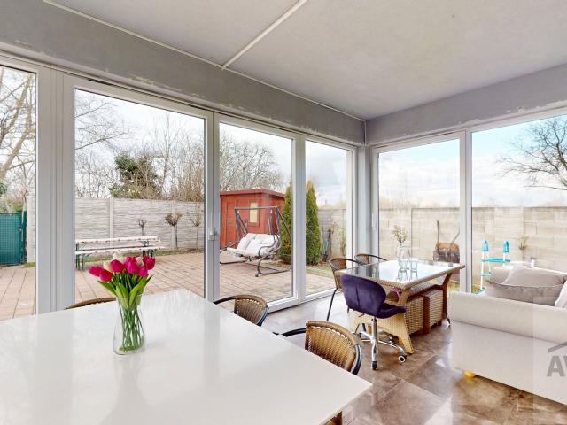 IHNEĎ VOĽNÝ - slnečný 4 izbový rodinný dom so zimnou záhradou