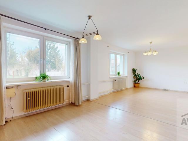 Slnečný 6 izbový rodinný dom s garážou a 2x kúpeľňou v tichej lokalite Rusoviec