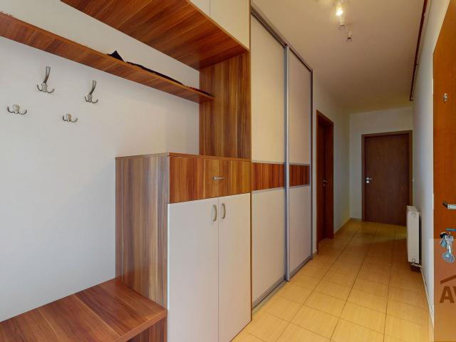 RAJKA -  Príjemný 2 izbový byt so šatníkom, 3x terasa, parkovacie miesto