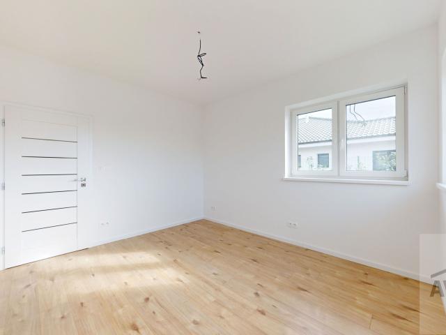 TOP PONUKA - skolaudovaný 4 izbový rodinný dom na kľúč, záhrada, vyhrievaná terasa, povala