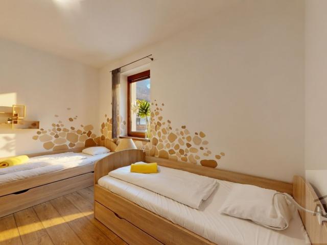 NOVÁ CENA | Presvetlený trojizbový apartmán v Nízkych Tatrách - balkón, dve kúpeľne, aj investične