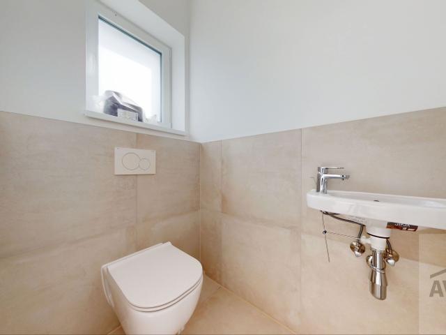 TOP PONUKA - skolaudovaný 4 izbový rodinný dom na kľúč, záhrada, vyhrievaná terasa, povala