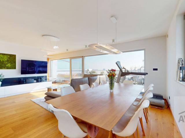 Slnečný veľkometrážny byt na Kolibe - uzavretý areál, tri terasy, zariadenie na mieru