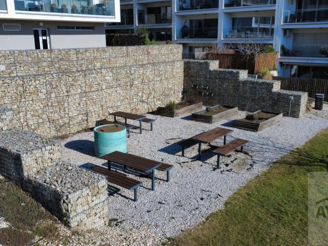 Slnečný veľkometrážny byt na Kolibe - uzavretý areál, tri terasy, zariadenie na mieru