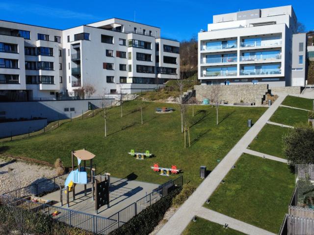 Slnečný veľkometrážny byt na Kolibe - uzavretý areál, tri terasy, zariadenie na mieru