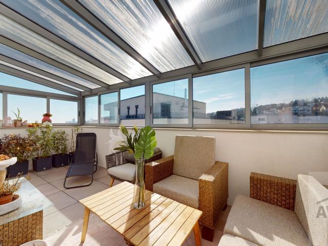 Slnečný veľkometrážny byt na Kolibe - uzavretý areál, tri terasy, zariadenie na mieru