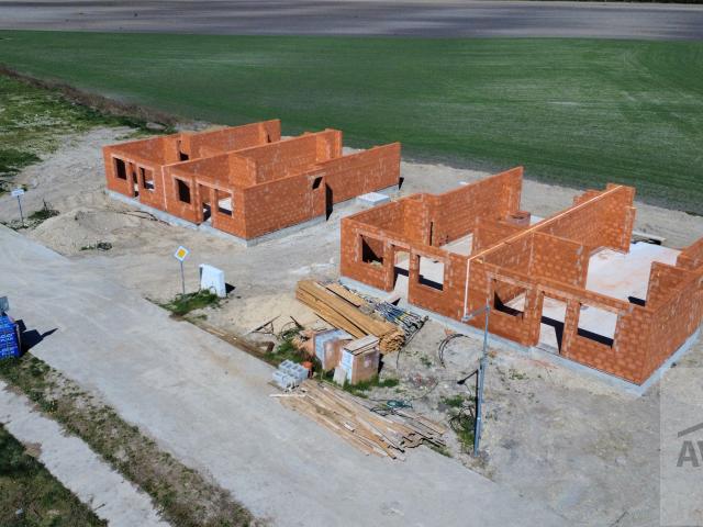 3 izbové byty s pozemkom, parkovaním v tichej lokalite s príjemným výhľadom