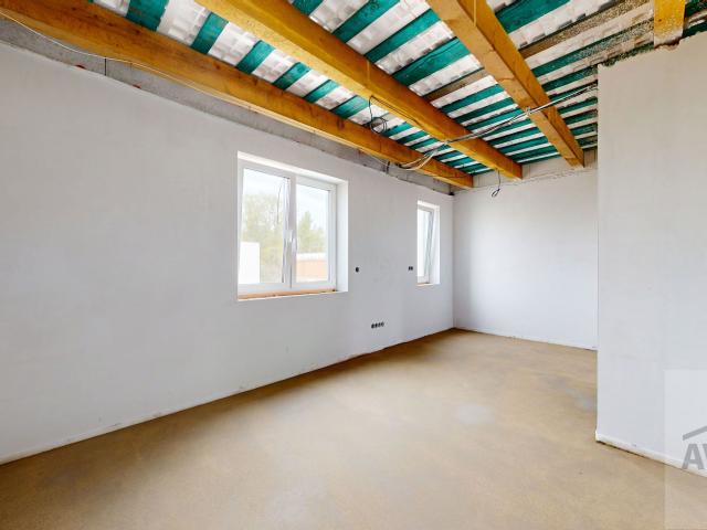 NOVINKA  - Priestranný 4 izbový rodinný dom, terasa, parkovanie, oplotenie v novej lokalite obce Zálesie