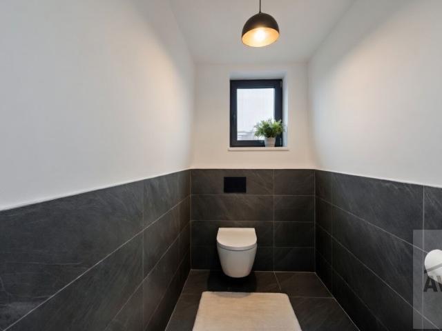 SKOLAUDOVANÝ -  5 izbový rodinný dom s dvomi kúpeľňami, krbom, rekuperáciou, nízke náklady