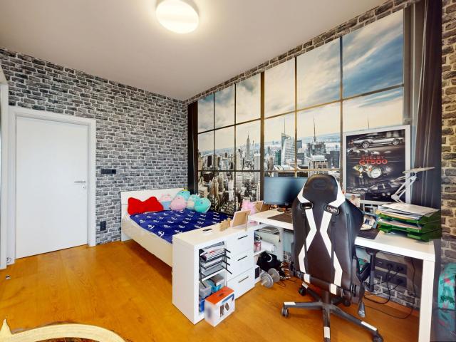 Slnečný veľkometrážny byt na Kolibe - uzavretý areál, tri terasy, zariadenie na mieru