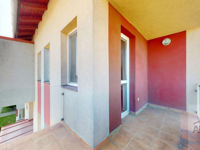 Priestranný 2,5 izbový byt so šatníkom, 3x terasa, parkovacie miesto, Rajka 