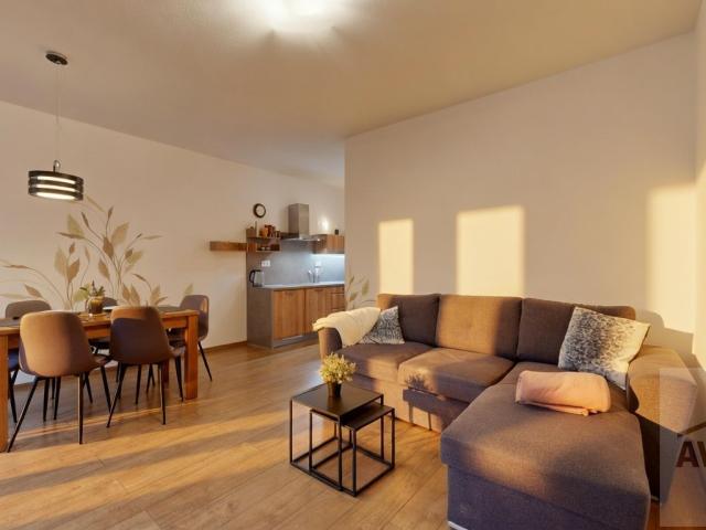 NOVÁ CENA | Presvetlený trojizbový apartmán v Nízkych Tatrách - balkón, dve kúpeľne, aj investične