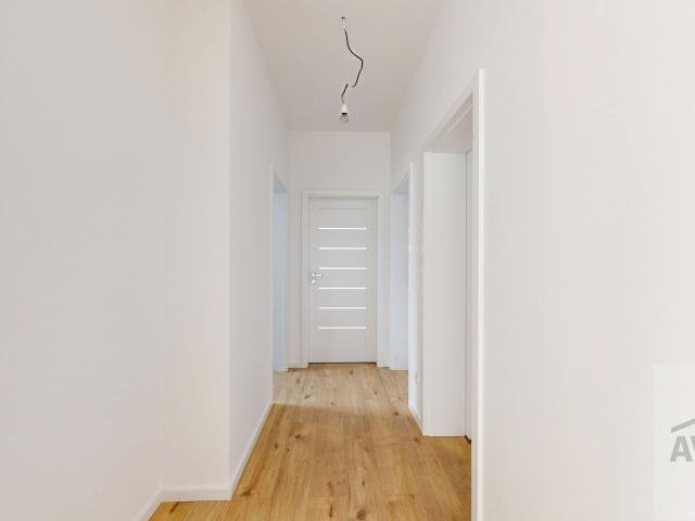 TOP PONUKA - skolaudovaný 4 izbový rodinný dom na kľúč, záhrada, vyhrievaná terasa, povala