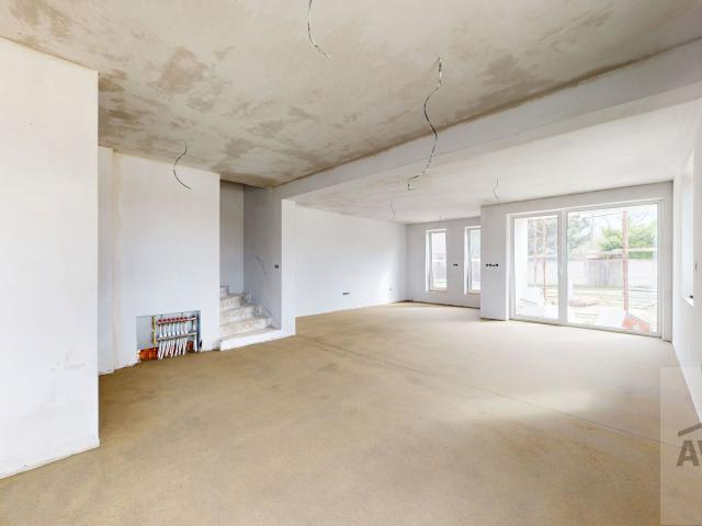 NOVINKA  - Priestranný 4 izbový rodinný dom, terasa, parkovanie, oplotenie v novej lokalite obce Zálesie