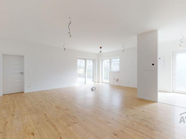 TOP PONUKA - skolaudovaný 4 izbový rodinný dom na kľúč, záhrada, vyhrievaná terasa, povala