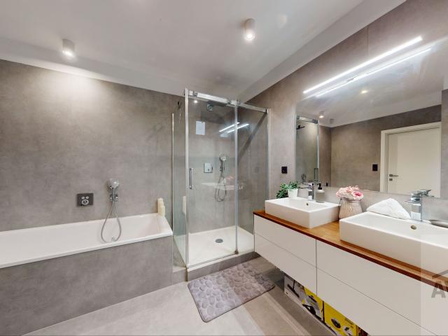 Slnečný veľkometrážny byt na Kolibe - uzavretý areál, tri terasy, zariadenie na mieru