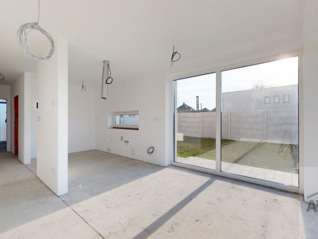 SKOLAUDOVANÝ -  5 izbový rodinný dom s dvomi kúpeľňami, krbom, rekuperáciou, nízke náklady