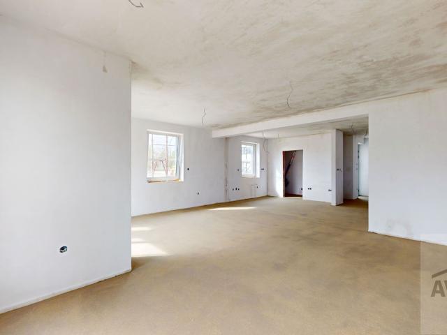 NOVINKA  - Priestranný 4 izbový rodinný dom, terasa, parkovanie, oplotenie v novej lokalite obce Zálesie