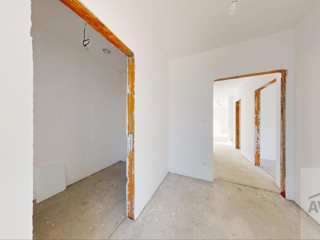 SKOLAUDOVANÝ -  5 izbový rodinný dom s dvomi kúpeľňami, krbom, rekuperáciou, nízke náklady