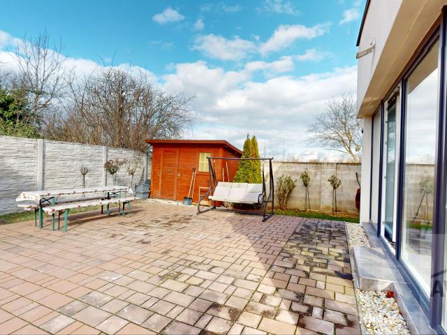 IHNEĎ VOĽNÝ - slnečný 4 izbový rodinný dom so zimnou záhradou