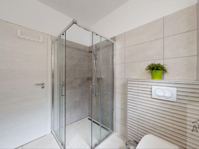 NOVÁ CENA | Presvetlený trojizbový apartmán v Nízkych Tatrách - balkón, dve kúpeľne, aj investične