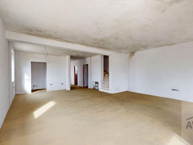 NOVINKA  - Priestranný 4 izbový rodinný dom, terasa, parkovanie, oplotenie v novej lokalite obce Zálesie