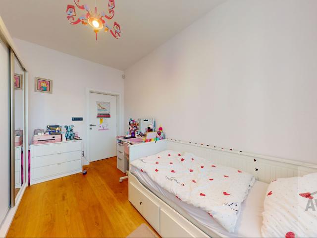 Slnečný veľkometrážny byt na Kolibe - uzavretý areál, tri terasy, zariadenie na mieru