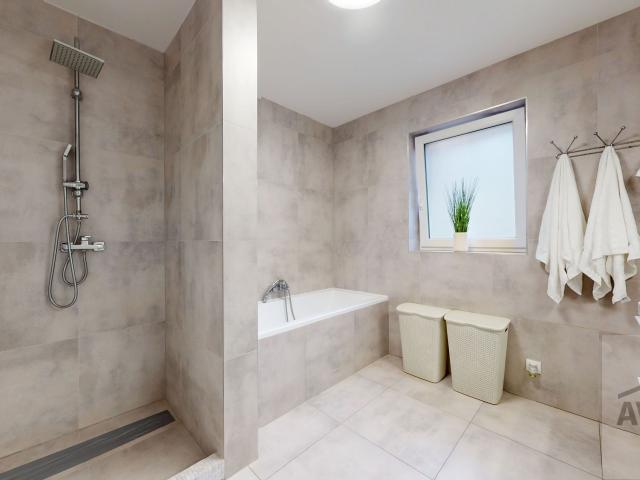 IHNEĎ VOĽNÝ - slnečný 4 izbový rodinný dom so zimnou záhradou