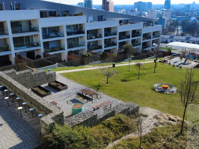 Slnečný veľkometrážny byt na Kolibe - uzavretý areál, tri terasy, zariadenie na mieru