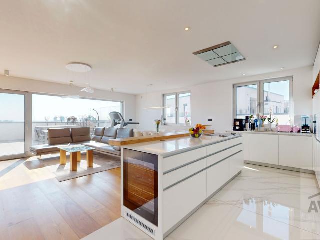 Slnečný veľkometrážny byt na Kolibe - uzavretý areál, tri terasy, zariadenie na mieru