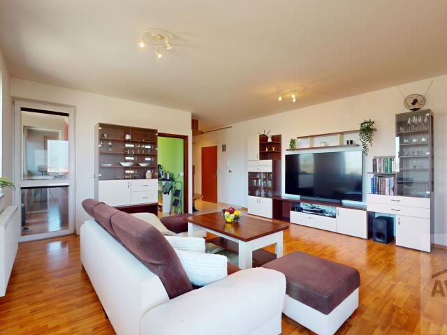 RAJKA -  Príjemný 2 izbový byt so šatníkom, 3x terasa, parkovacie miesto