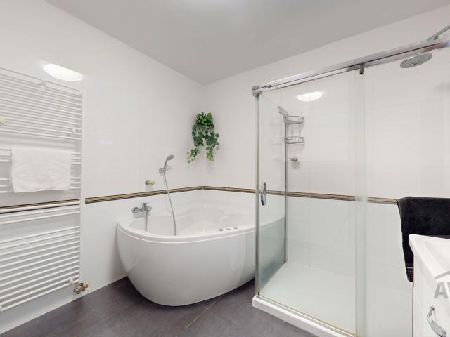 Priestranný 2,5 izbový byt so šatníkom, 3x terasa, parkovacie miesto, Rajka 