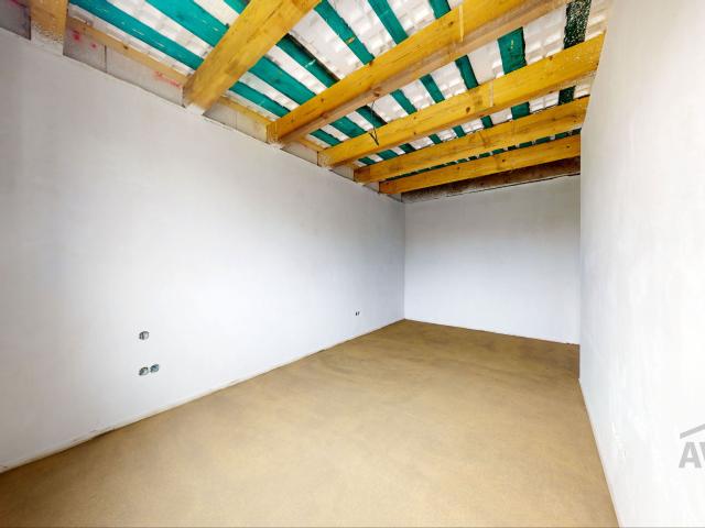 NOVINKA  - Priestranný 4 izbový rodinný dom, terasa, parkovanie, oplotenie v novej lokalite obce Zálesie