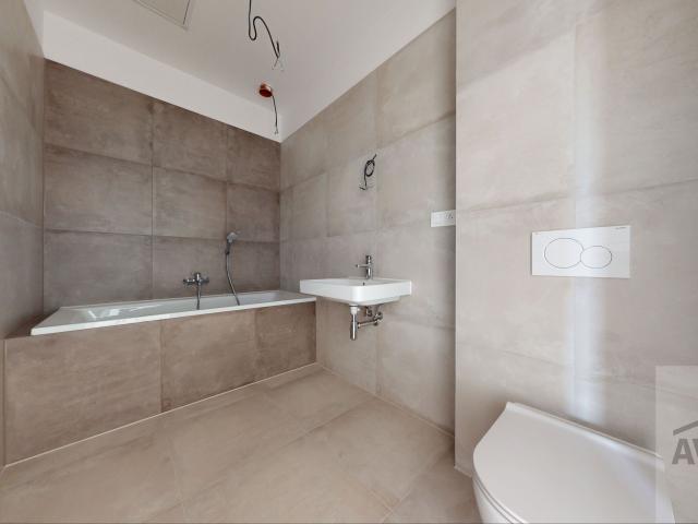 TOP PONUKA - skolaudovaný 4 izbový rodinný dom na kľúč, záhrada, vyhrievaná terasa, povala