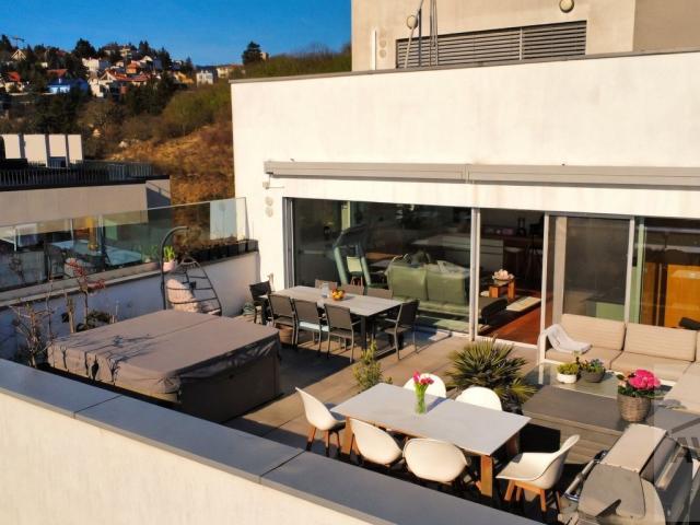 Slnečný veľkometrážny byt na Kolibe - uzavretý areál, tri terasy, zariadenie na mieru