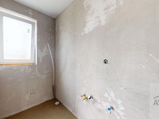 NOVINKA  - Priestranný 4 izbový rodinný dom, terasa, parkovanie, oplotenie v novej lokalite obce Zálesie