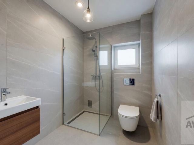 SKOLAUDOVANÝ -  5 izbový rodinný dom s dvomi kúpeľňami, krbom, rekuperáciou, nízke náklady