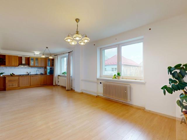 Slnečný 6 izbový rodinný dom s garážou a 2x kúpeľňou v tichej lokalite Rusoviec