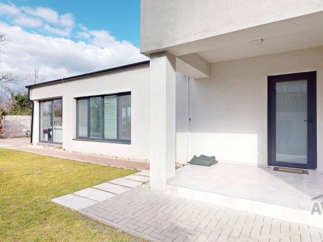 IHNEĎ VOĽNÝ - slnečný 4 izbový rodinný dom so zimnou záhradou