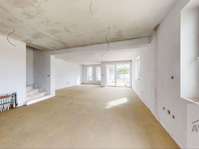 NOVINKA  - Priestranný 4 izbový rodinný dom, terasa, parkovanie, oplotenie v novej lokalite obce Zálesie