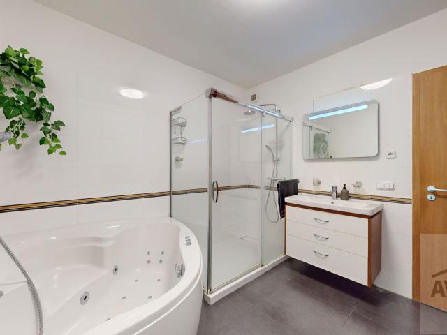 RAJKA -  Príjemný 2 izbový byt so šatníkom, 3x terasa, parkovacie miesto