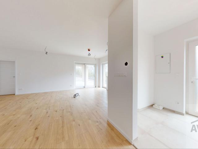 TOP PONUKA - skolaudovaný 4 izbový rodinný dom na kľúč, záhrada, vyhrievaná terasa, povala