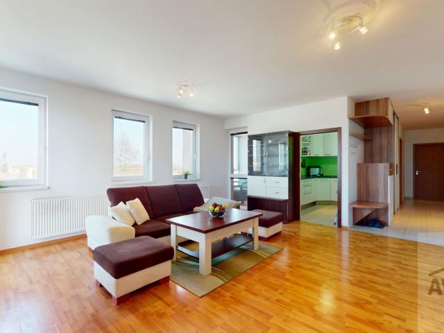 Priestranný 2,5 izbový byt so šatníkom, 3x terasa, parkovacie miesto, Rajka 