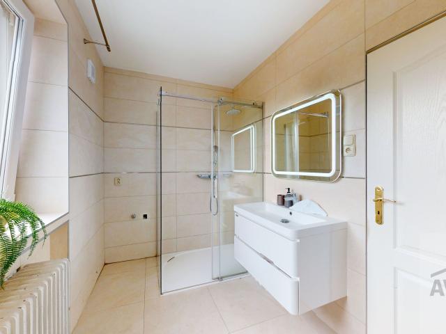 Slnečný 6 izbový rodinný dom s garážou a 2x kúpeľňou v tichej lokalite Rusoviec