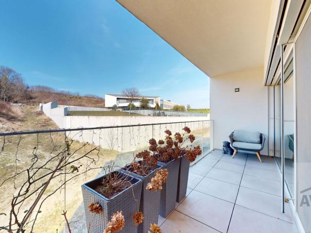 Slnečný veľkometrážny byt na Kolibe - uzavretý areál, tri terasy, zariadenie na mieru