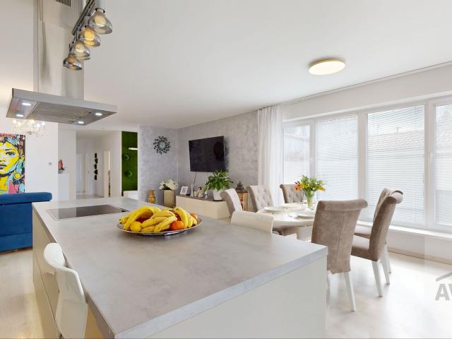 IHNEĎ VOĽNÝ - slnečný 4 izbový rodinný dom so zimnou záhradou