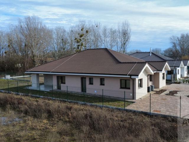 TOP PONUKA - skolaudovaný 4 izbový rodinný dom na kľúč, záhrada, vyhrievaná terasa, povala