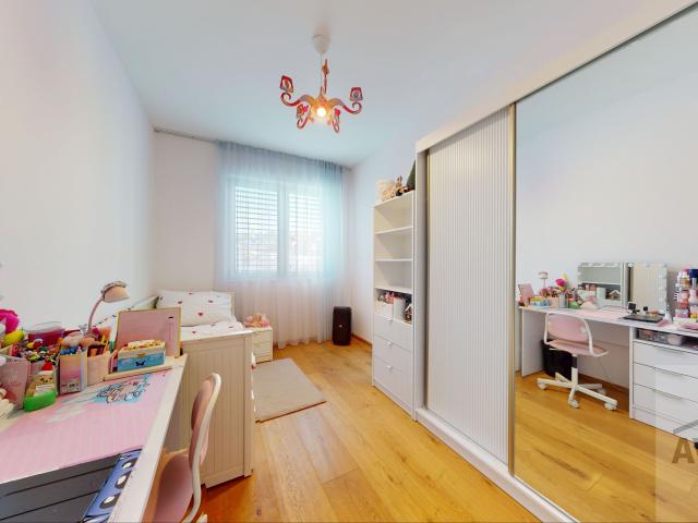 Slnečný veľkometrážny byt na Kolibe - uzavretý areál, tri terasy, zariadenie na mieru