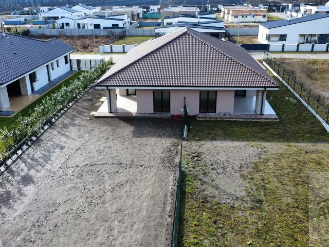 TOP PONUKA - skolaudovaný 4 izbový rodinný dom na kľúč, záhrada, vyhrievaná terasa, povala